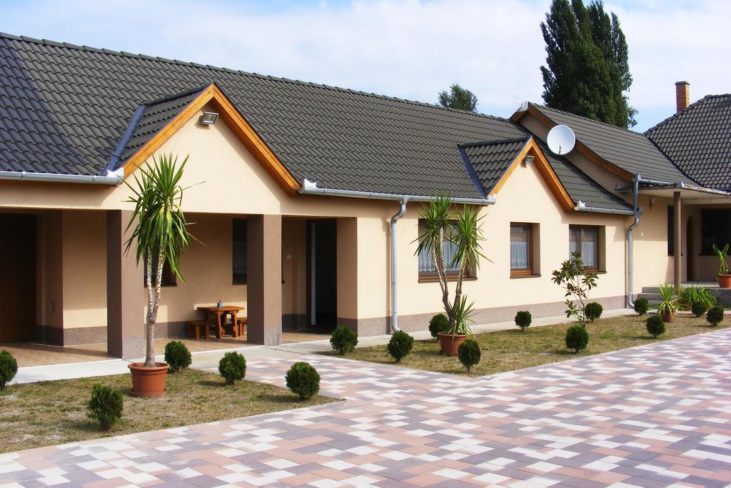 Szerencsecsillag Vendeghaz Hotel Kiskoros Buitenkant foto