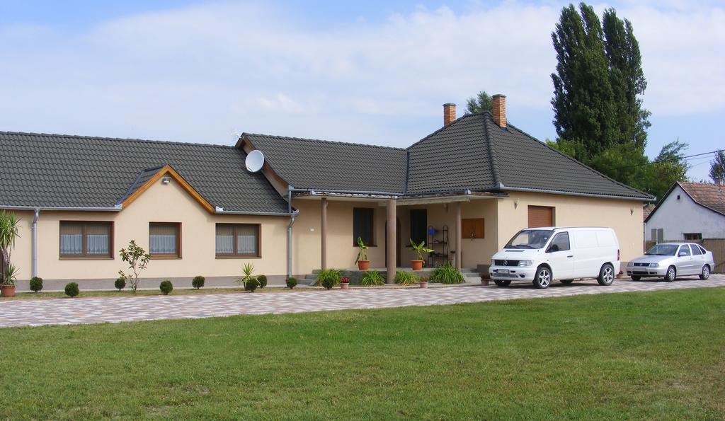 Szerencsecsillag Vendeghaz Hotel Kiskoros Buitenkant foto